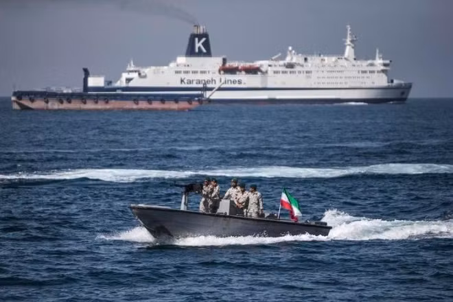 Binh sĩ Iran tuần tra eo biển Hormuz ở miền nam Iran. (Ảnh minh họa: Xinhua)