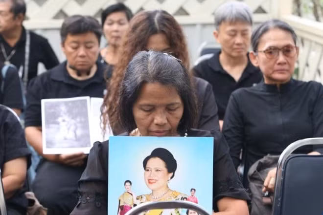 Người dân Thái Lan tưởng niệm Hoàng Thái hậu Sirikit tại Bệnh viện tưởng niệm Nhà vua Chulalongkorn ở Bangkok, Thái Lan, ngày 26/10/2025. (Ảnh: Xinhua)