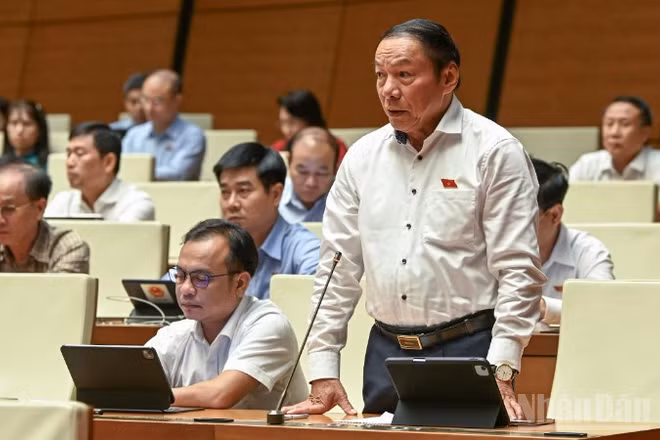 Bộ trưởng Văn hóa, Thể thao và Du lịch Nguyễn Văn Hùng phát biểu tại phiên họp. (Ảnh: DUY LINH)