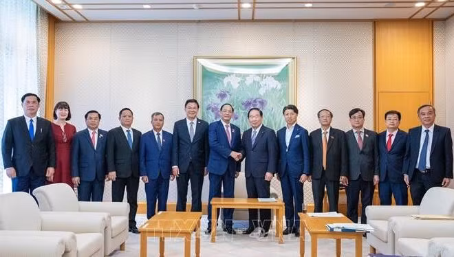 Chủ tịch Hạ viện Nhật Bản Nukaga Fukushiro chào đón Phó Chủ tịch Quốc hội Trần Quang Phương và Đoàn đại biểu cấp cao Quốc hội Việt Nam. (Ảnh: TTXVN)