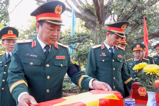 Thủ trưởng Quân khu 7 tham gia lễ viếng, truy điệu, an táng liệt sĩ tại tỉnh Tây Ninh. 