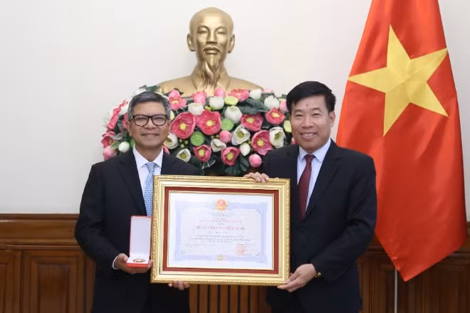 Thứ trưởng Ngoại giao Nguyễn Mạnh Cường trao Huân chương Hữu nghị cho Đại sứ Indonesia tại Việt Nam. (Ảnh: Báo Thế giới và Việt Nam)