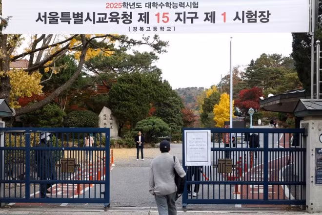 Thí sinh tham dự kỳ thi năng lực đại học (CSAT) trước cổng Trường trung học Gyeongbok ở Seoul, Hàn Quốc, ngày 14/11/2024. (Ảnh minh họa: Xinhua)