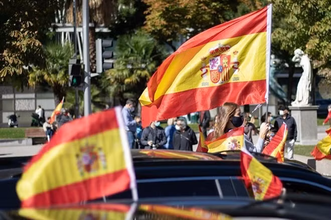 Người dân tham gia diễu hành kỷ niệm Quốc khánh Tây Ban Nha tại Madrid. (Ảnh: Xinhua)