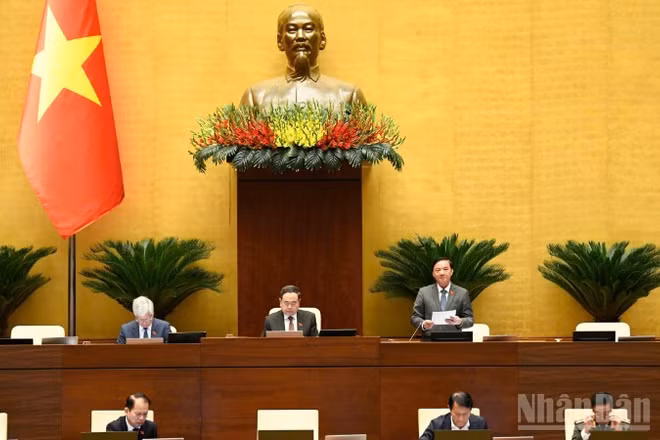 Phó Chủ tịch Quốc hội Nguyễn Khắc Định điều hành nội dung phiên thảo luận của Quốc hội, sáng 12/11/2025. (Ảnh: DUY LINH)