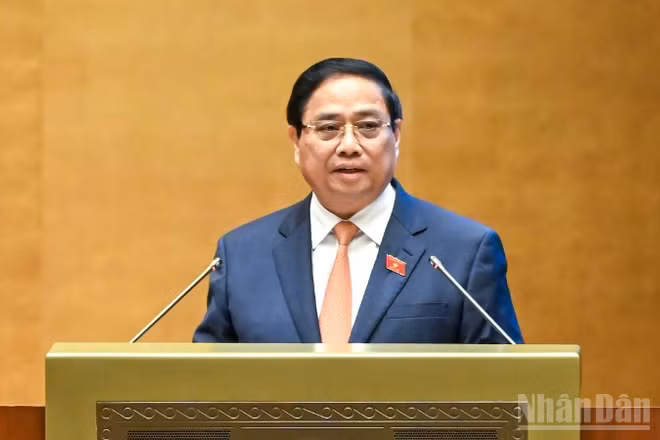 Thủ tướng Chính phủ Phạm Minh Chính trình bày Báo cáo kết quả thực hiện kế hoạch phát triển kinh tế-xã hội năm 2025 và 5 năm 2021-2025; dự kiến kế hoạch phát triển kinh tế-xã hội năm 2026. (Ảnh: DUY LINH)