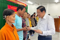 Đồng chí Phan Đình Trạc, Ủy viên Bộ Chính trị, Trưởng Ban Nội chính Trung ương, tặng quà người dân xã Hàm Thuận.