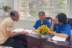 Đoàn viên hướng dẫn người dân làm thủ tục.