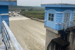 Hồ sông Dinh 3 (xã Tân Hải) đang xả lũ.