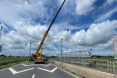 Thi công giá long môn là một khung giàn để lắp các camera giao thông và bảng điện tử trên cao tốc.