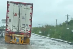 Nước ngập sâu trên đường cao tốc.