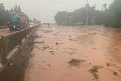 Hiện trường cát đỏ tràn xuống Quốc lộ 1.