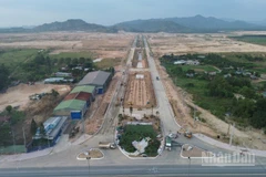 Khu công nghiệp Tân Đức đang hoàn thành cổng chào.