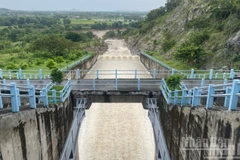 Hồ Sông Quao đang xả lũ.