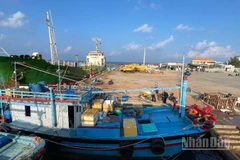 Do sóng lớn, gió mạnh nên các tàu hàng không thể chở nhiên liệu ra phục vụ người dân trên đảo.