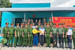 Bà Nguyễn Thị Sáng (thôn Phú Thành) bên căn nhà mới.