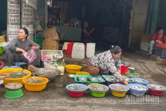 Người dân bán thực phẩm tại khu vực tự phát phường Phú Thủy.