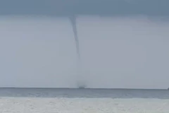 Vòi rồng xuất hiện ngoài biển Lâm Đồng.