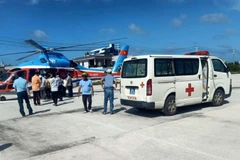 Một hộ dân trên đảo Phú Quý thuê trực thăng gần 0,5 tỷ đồng để chở người cấp cứu.
