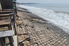 Nhiều cơ sở kinh doanh cơi nới lấn chiếm bờ kè.