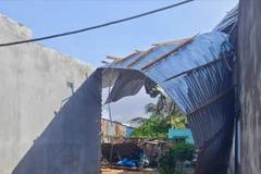 Mái nhà bị gió mạnh thổi bay.