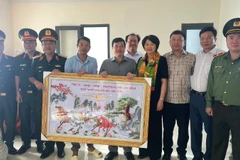 Đoàn công tác đã ra thăm Điểm cơ sở A6-Hòn Hải thuộc Đặc khu Phú Quý.