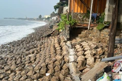 Nhiều quán có công trình lấn chiếm bờ kè buộc phải tháo dỡ.