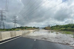 Cao tốc Phan Thiết-Dầu Giây bị ngập sâu.