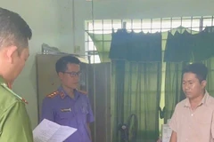 Cơ quan Công an đọc quyết định khởi tố vụ án và tạm giữ bị can để điều tra.