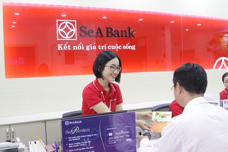 Khách hàng giao dịch tại chi nhánh SeABank.