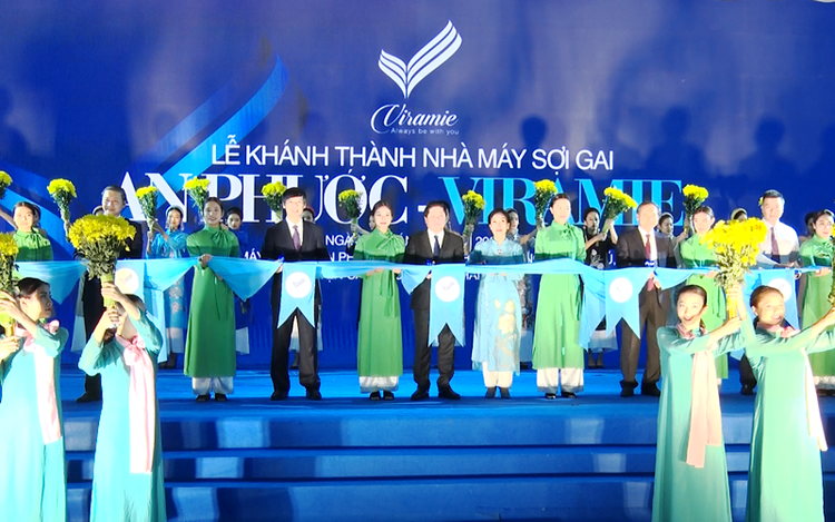 Các đại biểu cắt băng khánh thành, đưa nhà máy sợi dệt An Phước vào hoạt động