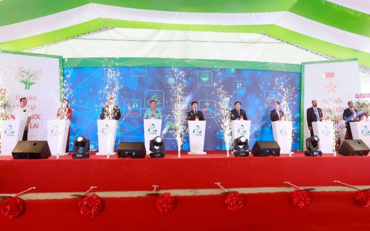 Các đại biểu bấm nút khởi công dự án xây dựng khu Dược phẩm công nghệ cao TV.Pharm.