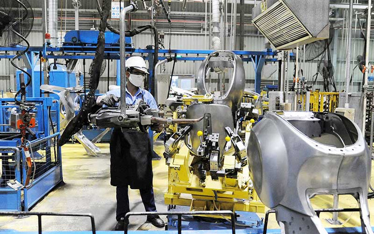 Sản xuất và lắp ráp xe máy tại Công ty TNHH Piaggio Việt Nam (Khu công nghiệp Bình Xuyên, tỉnh Vĩnh Phúc). Ảnh: LÂM THANH