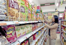 Người dân mùa hàng ở siêu thị HAPRO Hà Nôi.