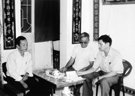 Bác Vũ Bình Trọng 83 tuổi (người ngồi giữa)
lão thành cách mạng trao đổi cùng lãnh đạo
xã Đông Lâu, huyện Tiền Hải (Thái