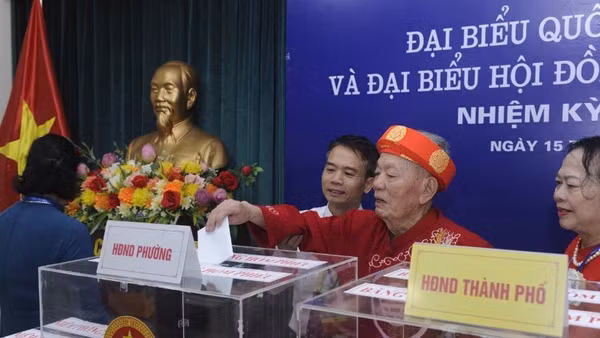 Cử tri cao tuổi bỏ phiếu tại phường Nghĩa Đô, Hà Nội.