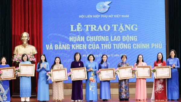 Các cá nhân vinh dự đón nhận Huân chương Lao động. 