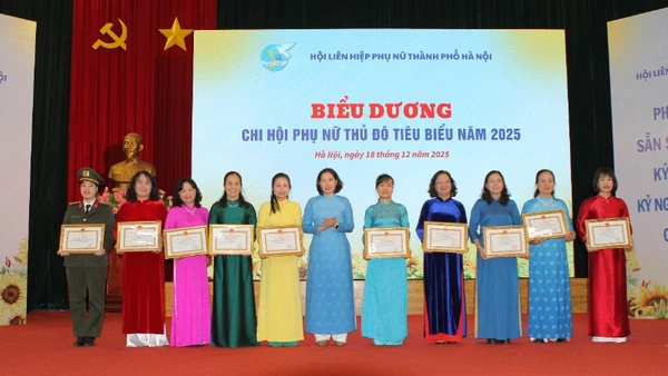 Biểu dương 10 Chi hội phụ nữ Thủ đô tiêu biểu năm 2025.