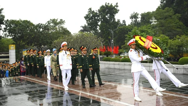 Đoàn đại biểu dâng hoa tưởng niệm các anh hùng liệt sĩ tại Đài tưởng niệm các anh hùng liệt sĩ trên đường Bắc Sơn.