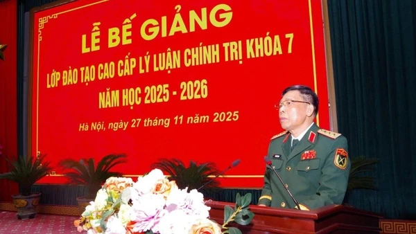 Thượng tướng Trần Việt Khoa, Giám đốc Học viện Quốc phòng, phát biểu tại Lễ bế giảng. 