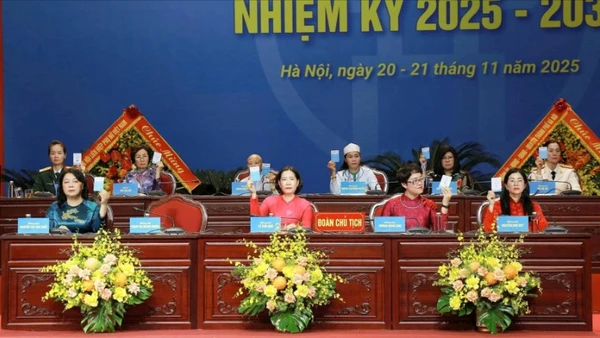 Các đại biểu thông qua Nghị quyết Đại hội. 