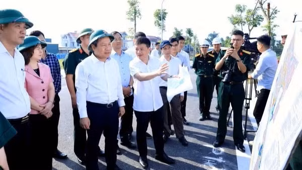 Chủ tịch Ủy ban nhân dân thành phố Hà Nội Vũ Đại Thắng kiểm tra thực địa Dự án đầu tư Khu đô thị đa mục tiêu tại xã Thư Lâm, Đông Anh, Hà Nội (Ảnh: VIẾT THÀNH)