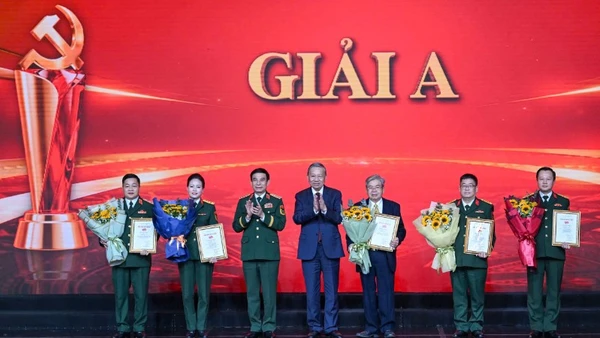 Tổng Bí thư Tô Lâm và Đại tướng Phan Văn Giang, Bộ trưởng Quốc phòng trao giải A tặng các tác giả, nhóm tác giả xuất sắc nhất cuộc thi. (Ảnh: DUY LINH)