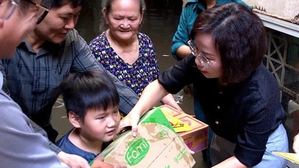 Đoàn công tác của Mặt trận Tổ quốc Việt Nam thành phố Hà Nội tới thăm, tặng quà, động viên một số hộ dân bị ảnh hưởng do mưa, lũ tại phường Từ Liêm.