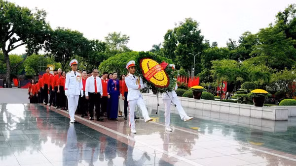 Các đại biểu đặt vòng hoa tại Đài tưởng niệm các Anh hùng liệt sĩ trên đường Bắc Sơn (Hà Nội). (Ảnh: HỒNG LOAN)