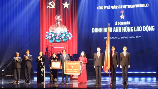 Phó Chủ tịch nước Võ Thị Ánh Xuân trao danh hiệu Anh hùng Lao động tặng Công ty cổ phần Sữa Việt Nam-Vinamilk. (Ảnh: VÂN ANH)
