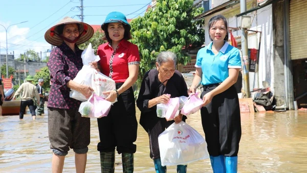 Hội Chữ thập đỏ Lạng Sơn cứu trợ người dân tại xã Thất Khê, tỉnh Lạng Sơn. 