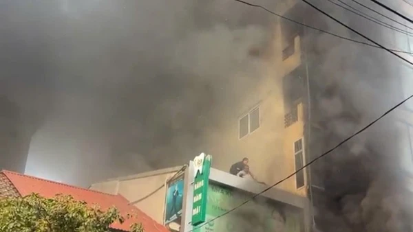 Một người mắc kẹt bị thương khi tự thoát ra ngoài được người dân hỗ trợ, giải cứu. (Ảnh: HQ)