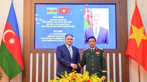 Đại tướng Phan Văn Giang và Bộ trưởng Công nghiệp quốc phòng Azerbaijan Vugar Mustafayev. (Ảnh: THẾ ĐẠI)