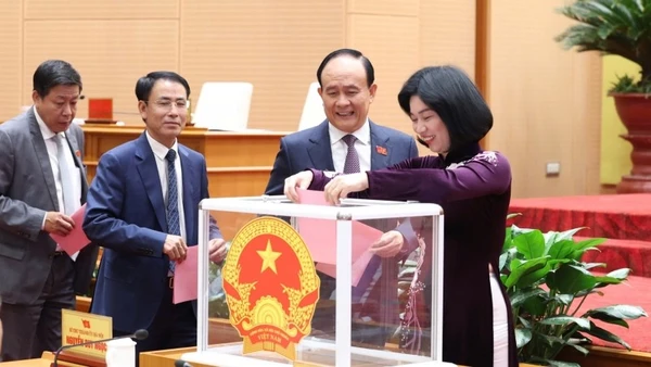 Các đại biểu Hội đồng nhân dân thành phố bỏ phiếu bầu chức vụ Chủ tịch Ủy ban nhân dân thành phố Hà Nội.